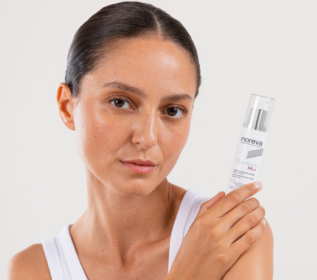 mannequin tenant le sérum anti-taches